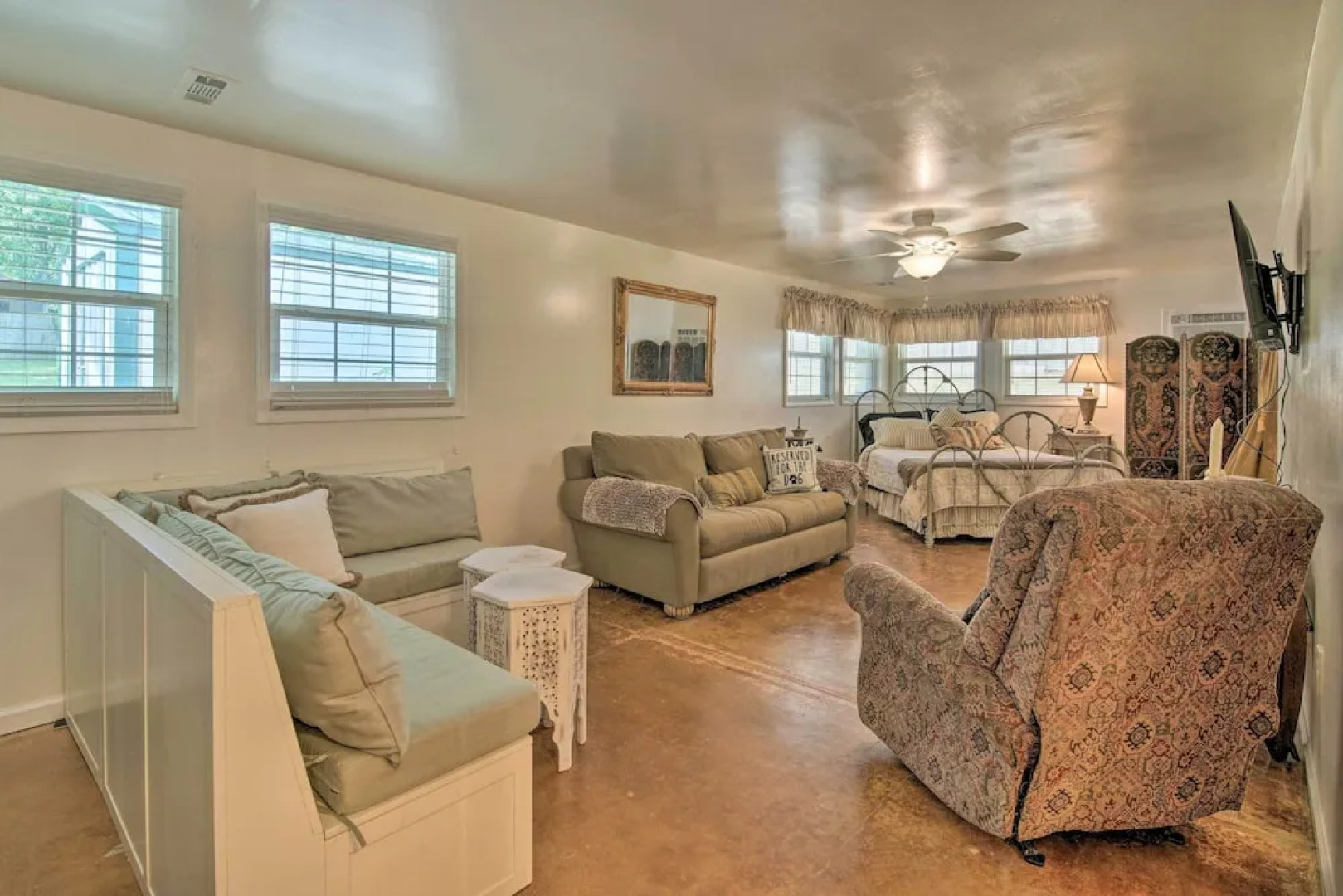 Bright Springfield Home: Walk to Nature Center!