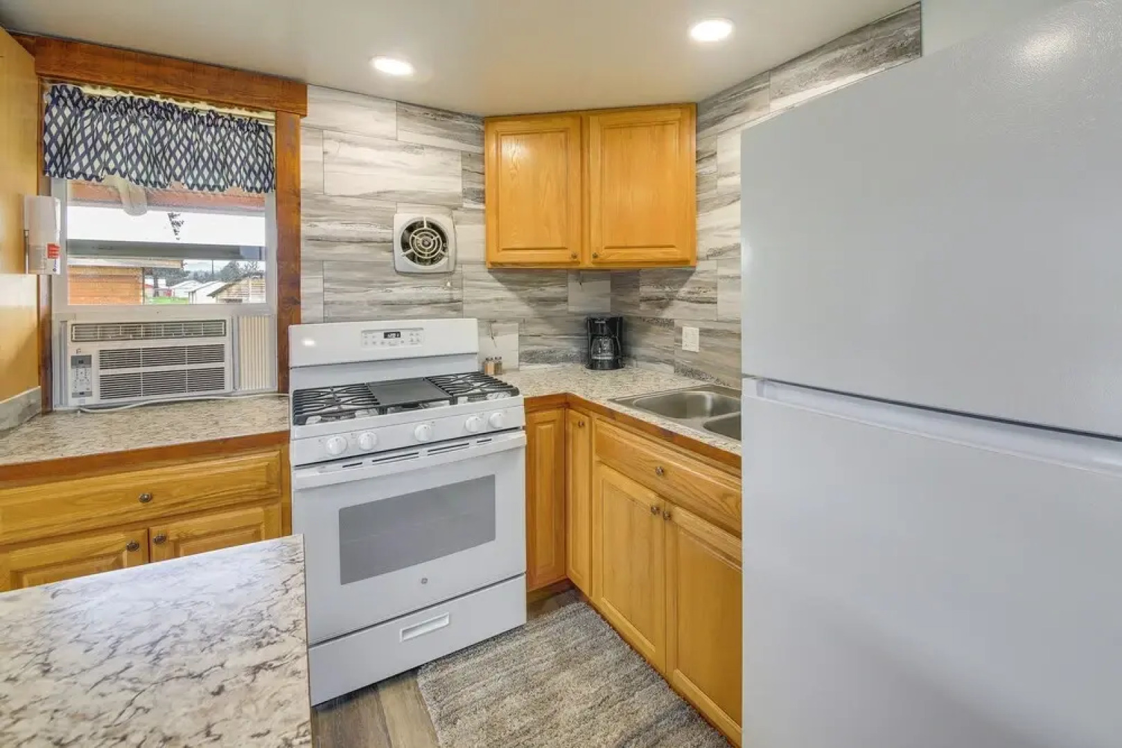 Cozy Thompson Falls Cabin w/ Mountain Views