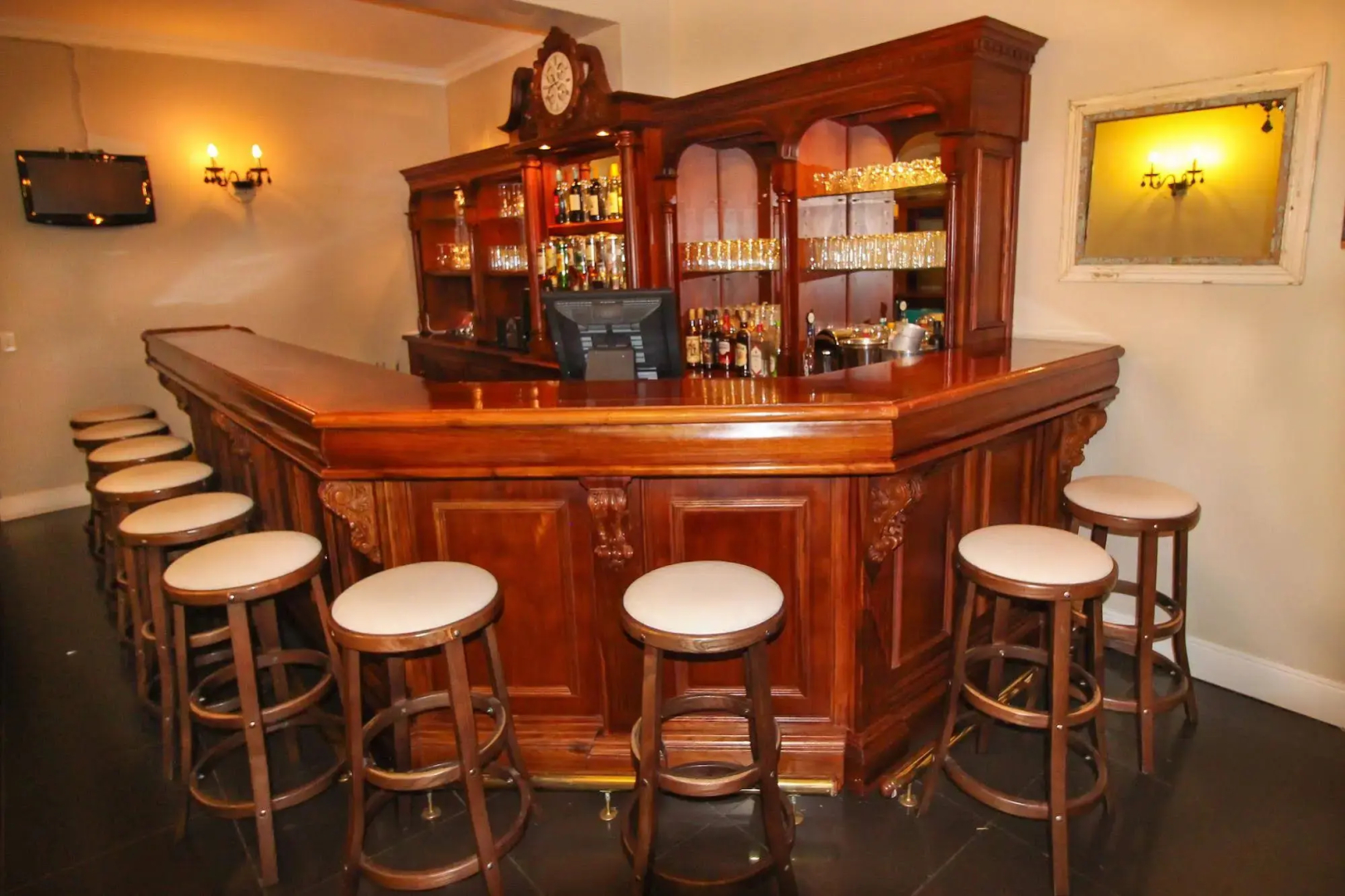 The Victorian 1906 Hotel