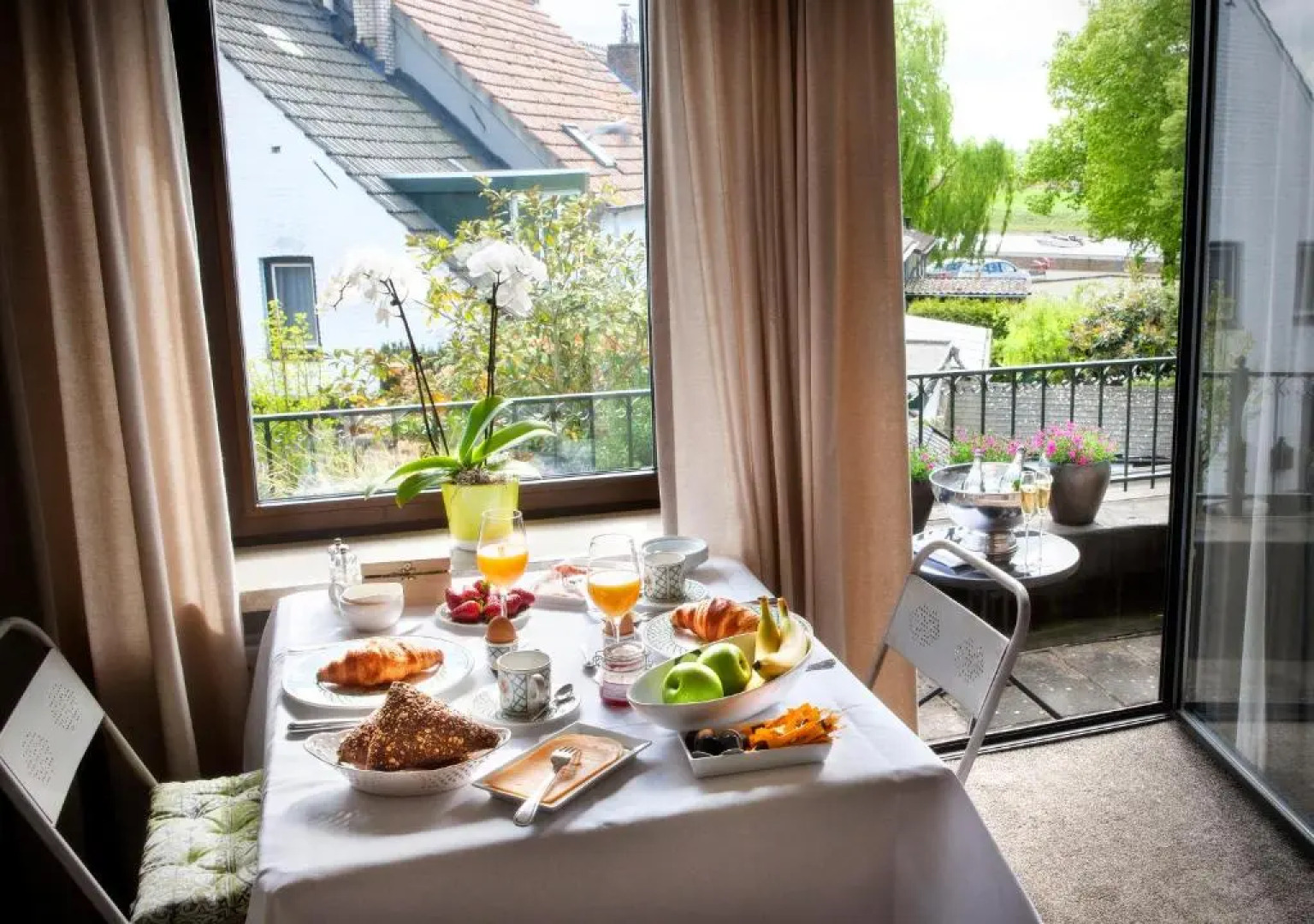 Aubergine Logeren & Dineren