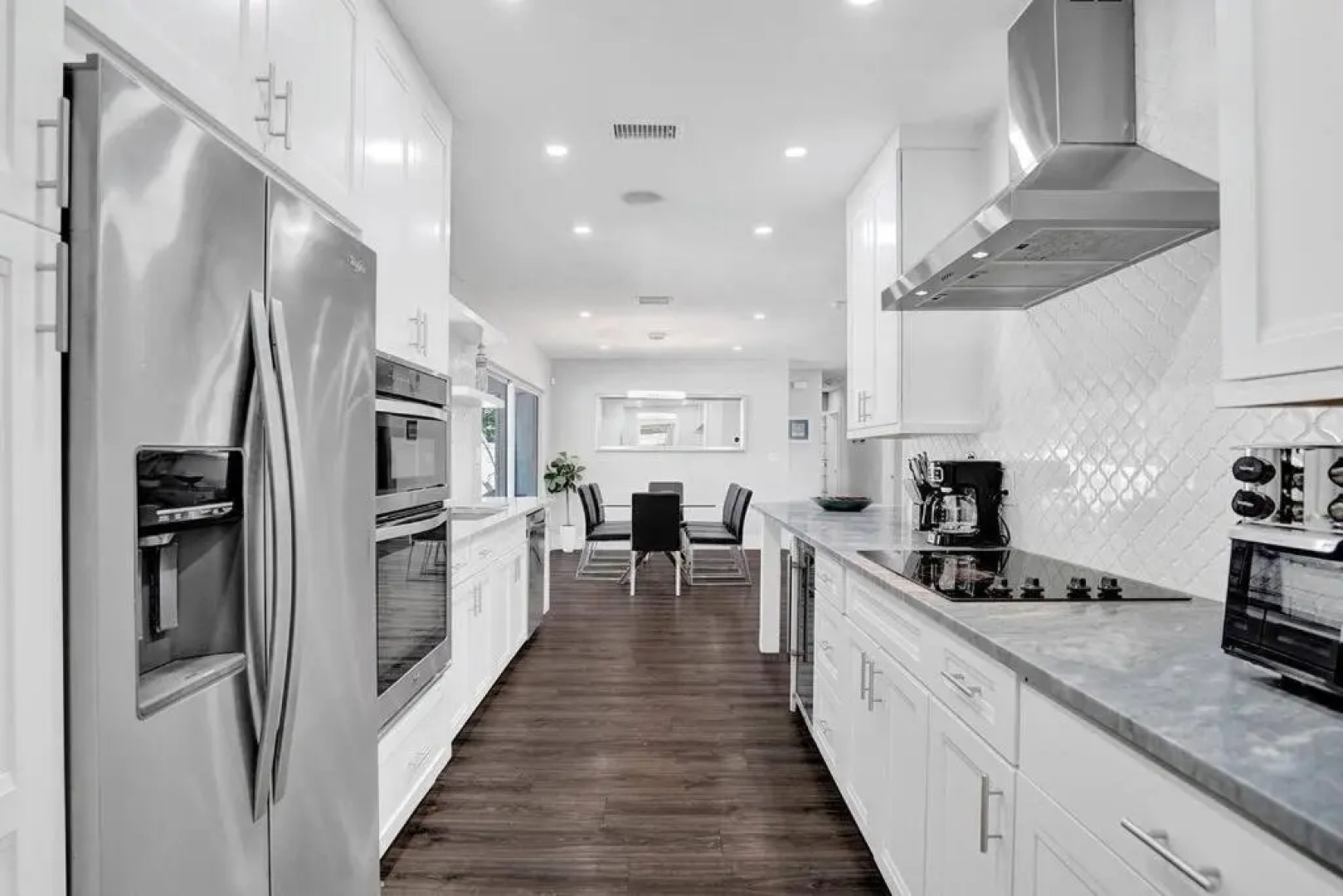 Stunning 4 Bedrm New Pool+Jacuzzi 1 Mile to Beach