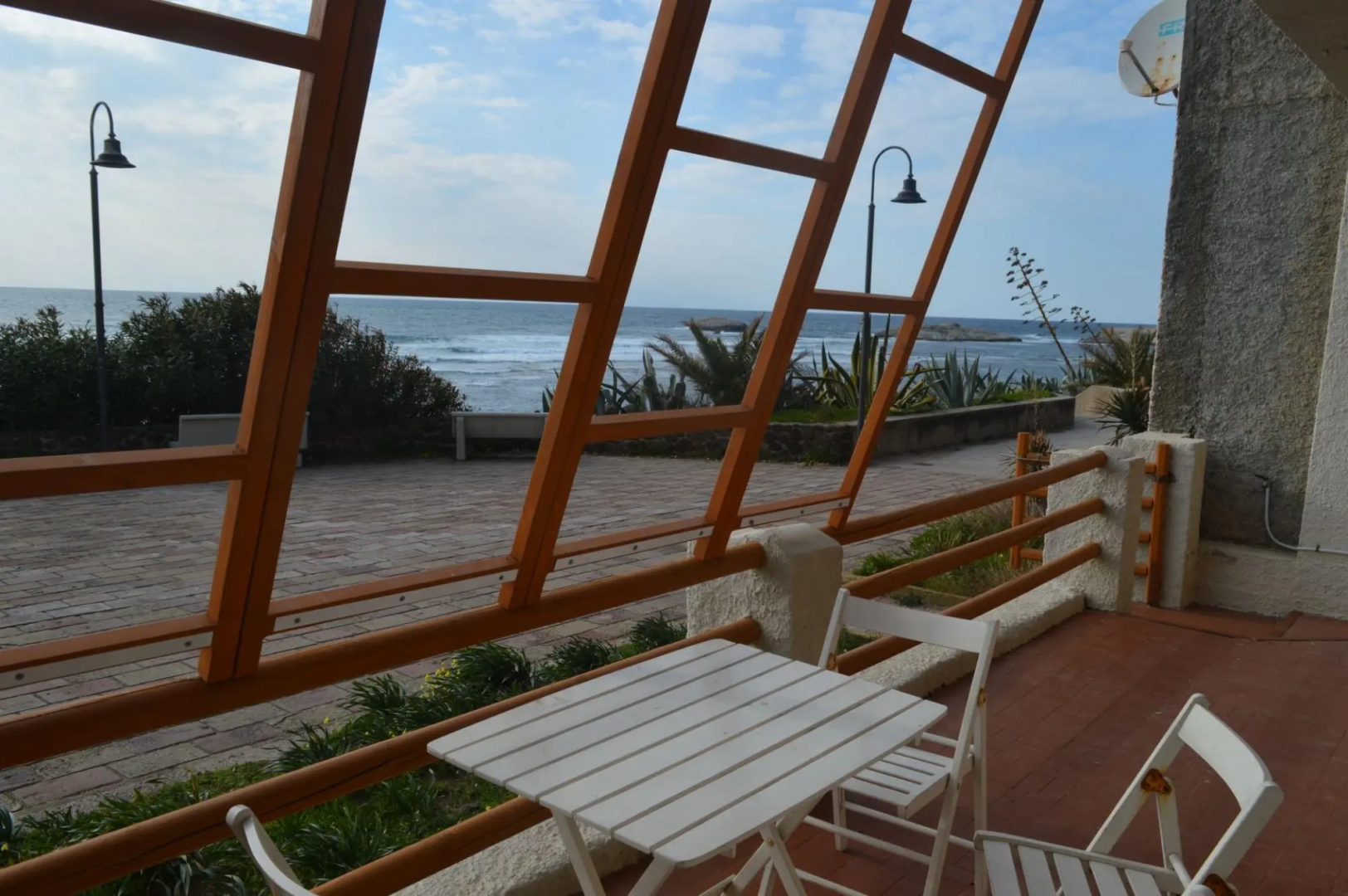 Seafront holiday home twenty meters from the western shore of Sardinia in S'archittu Beach-Casa del Giglio
