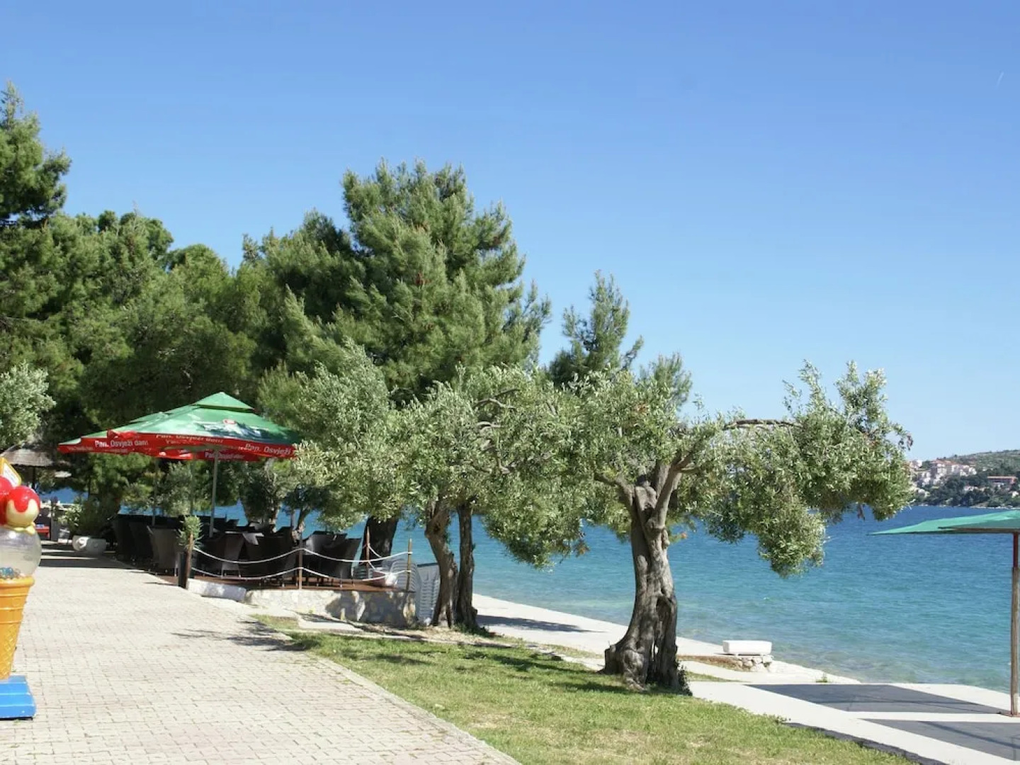 Tidy Apartment With Wifi, 4 km From City of Trogir