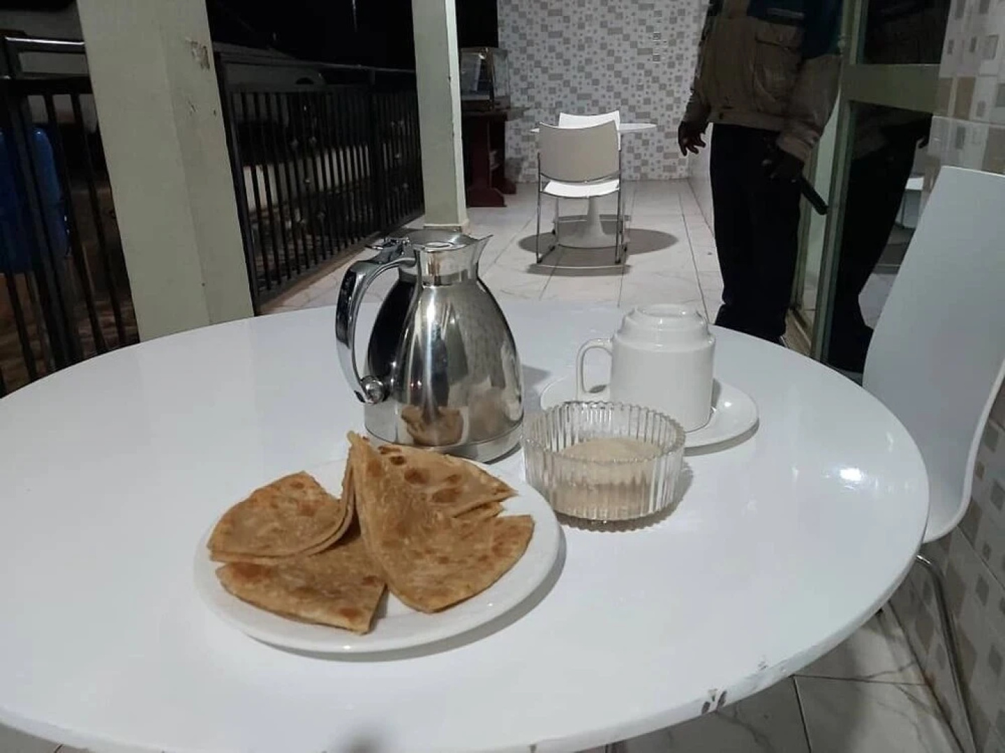 Famko Hotel - Sleeps 24 - Parking - Garden