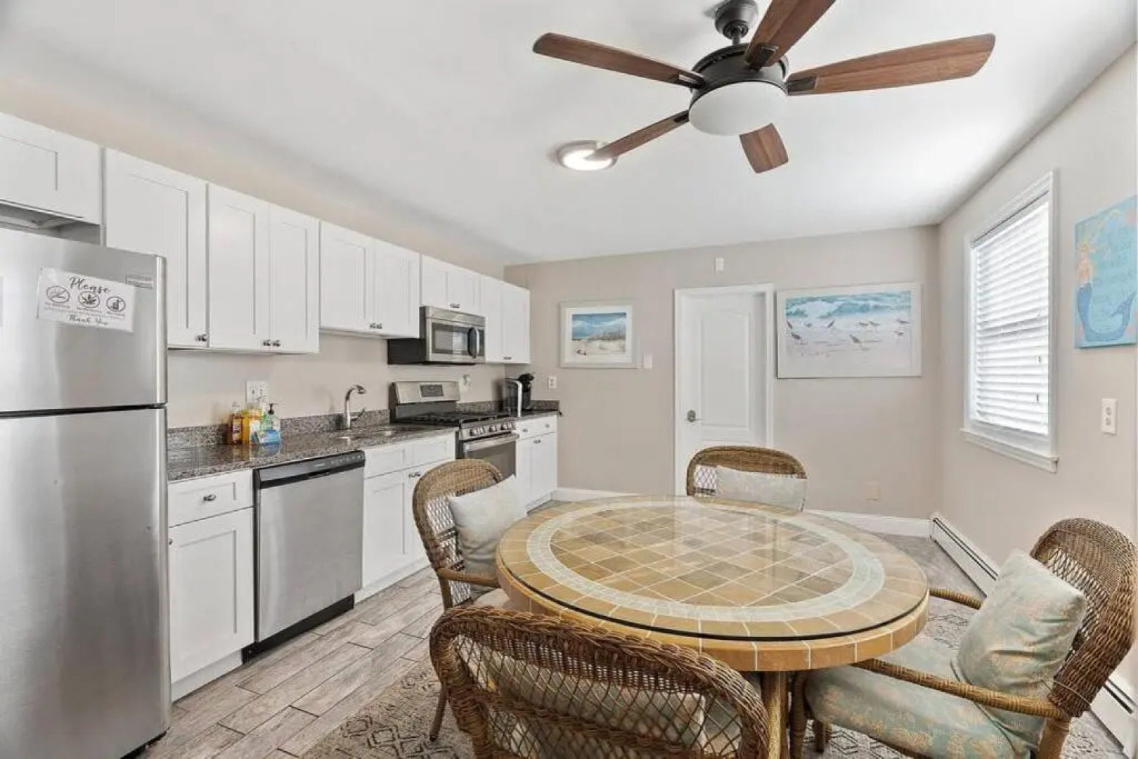 Bright Cozy 2 Blocks to the Beach Parking