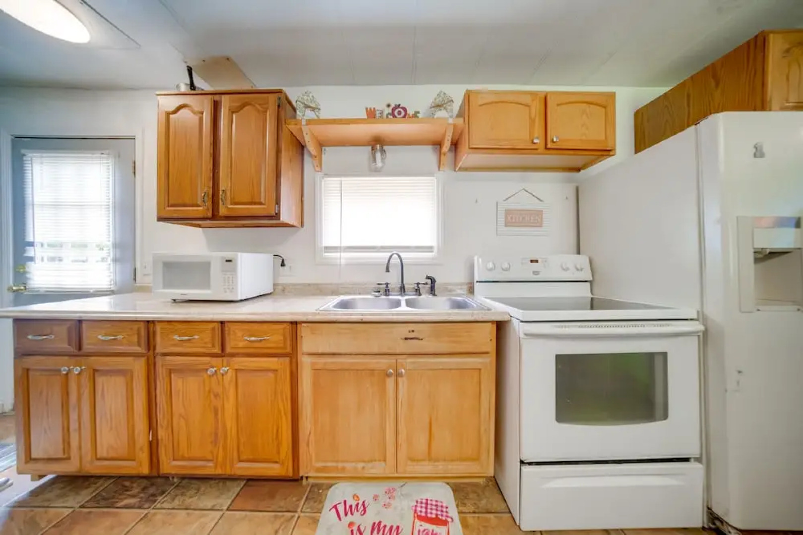 Cozy Geneva Home: Walk to Lake Erie & Main Strip!