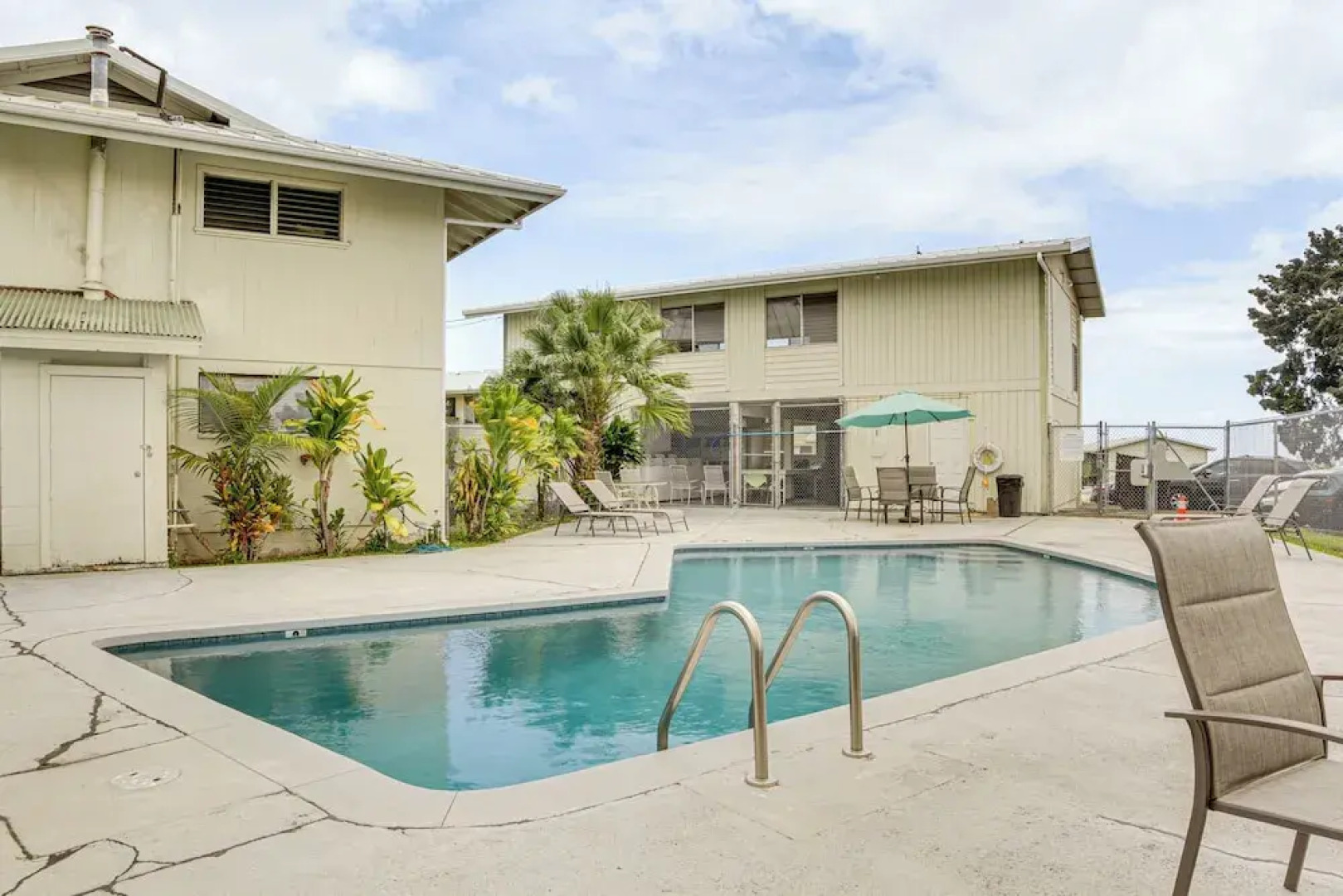 Hilo Apartment w/ Lanai - 2 Mi to Beaches!