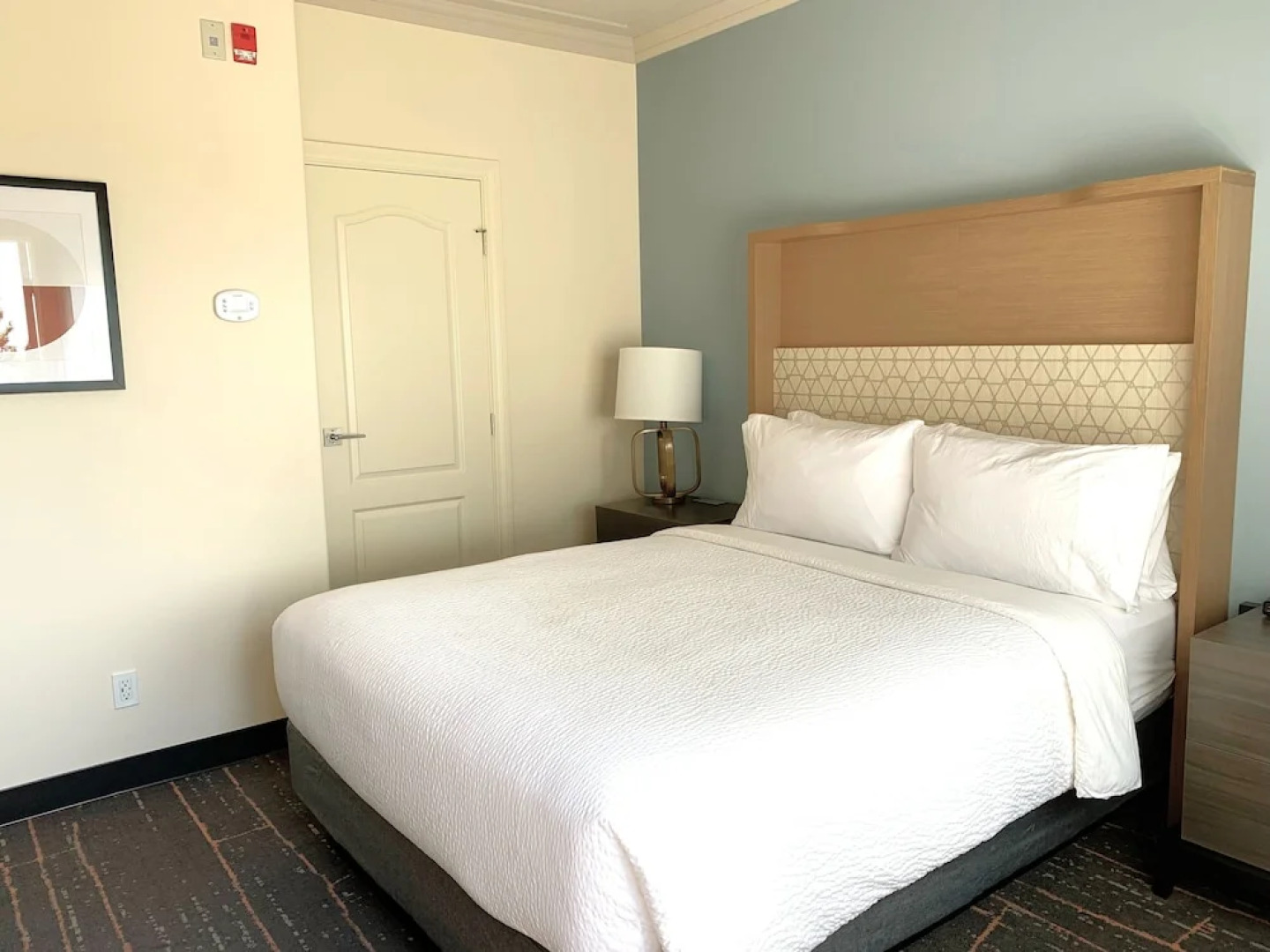 Elk Lake Inn & Suites Victoria