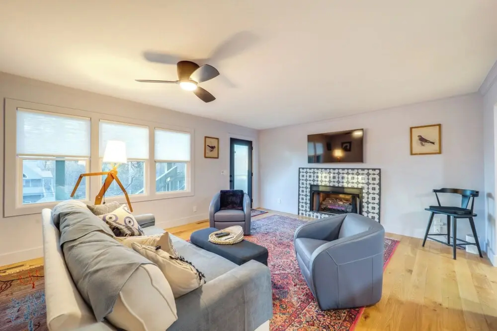 Steps to Dtwn & Fabulous Restaurants: Chic Condo