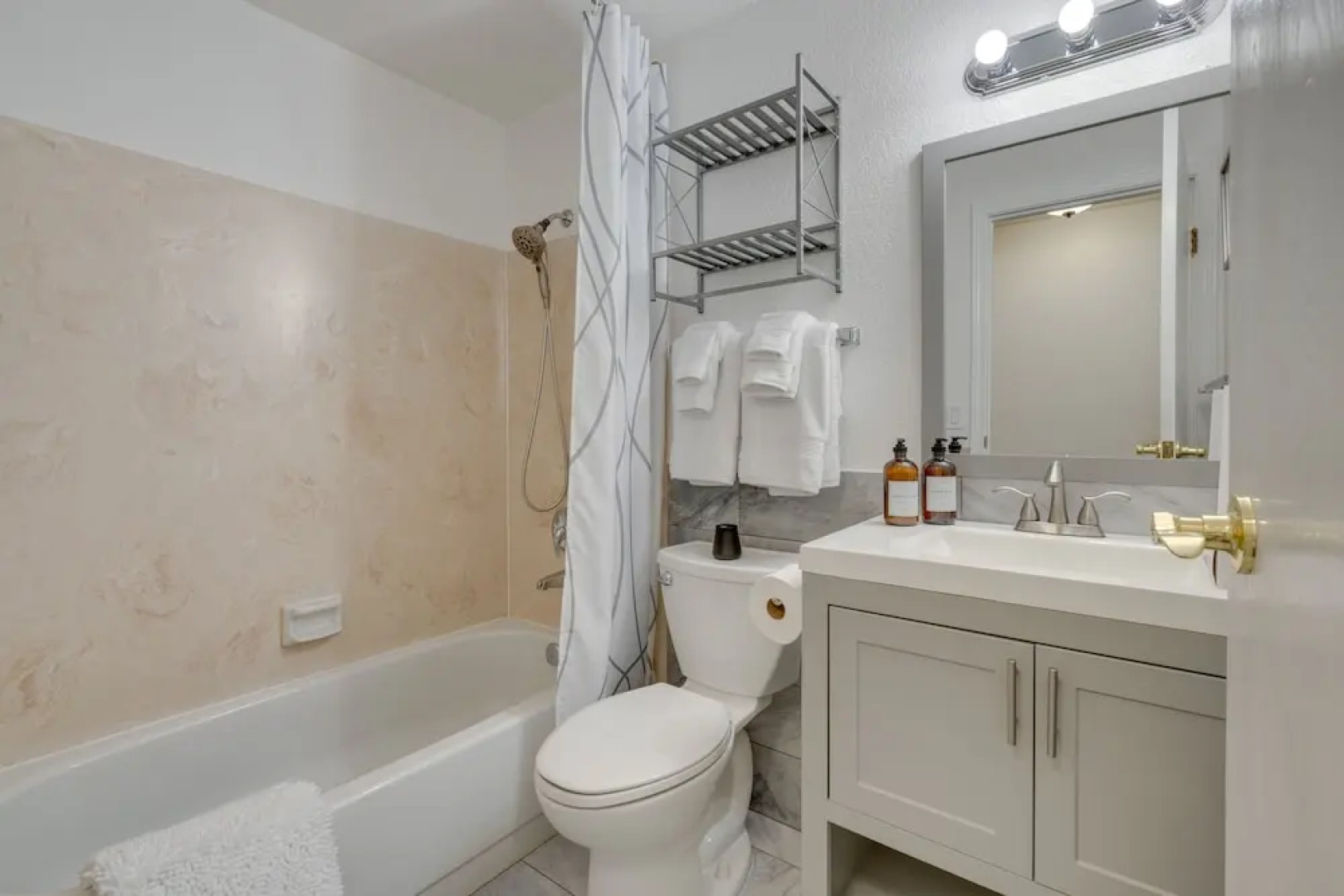 Kenmore Retreat w/ Shared Hot Tub - 1 Mi to Lake!