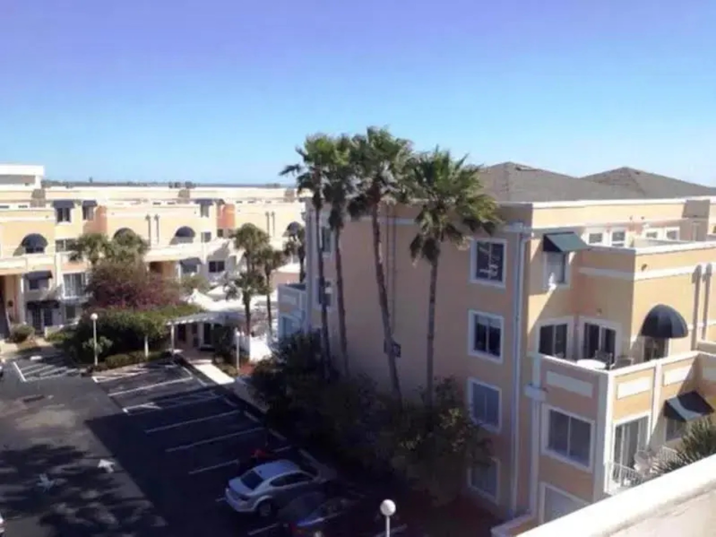 Royal Mansions Resort