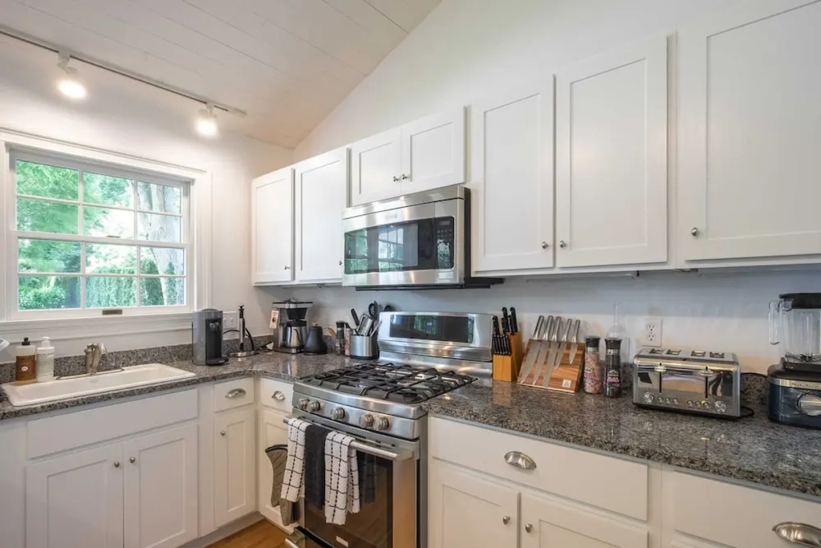 Heated Pool Driftwood Cottage by Rovetravel