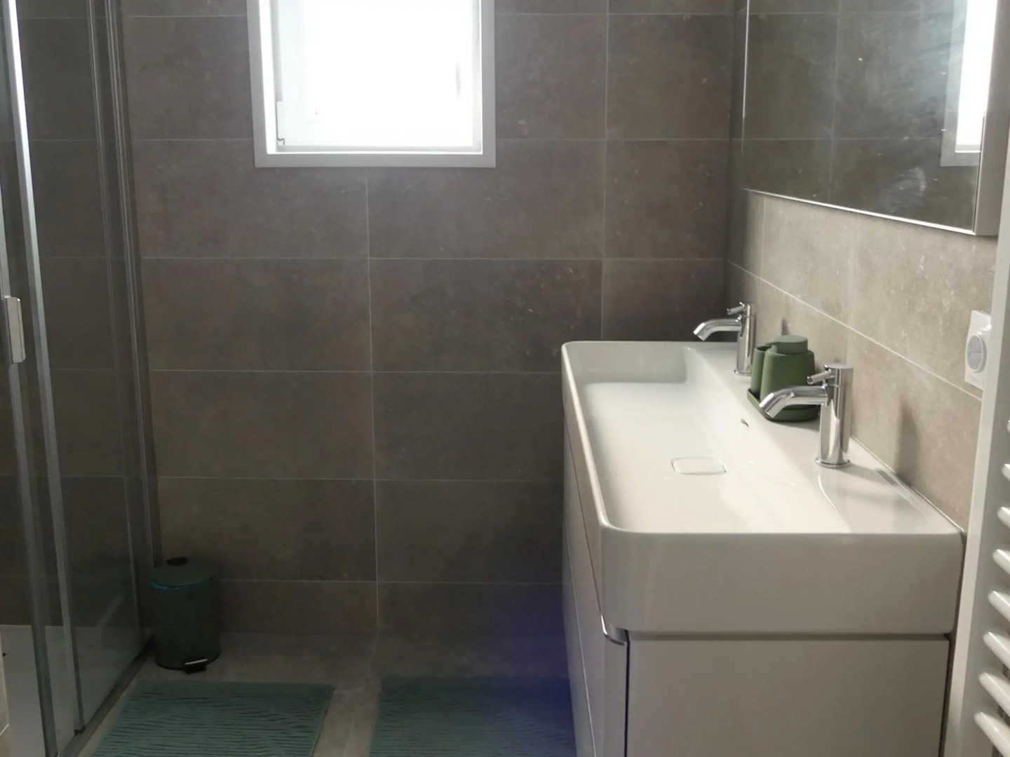 Modern chalet with beautiful garden, located in a holiday park by the forest