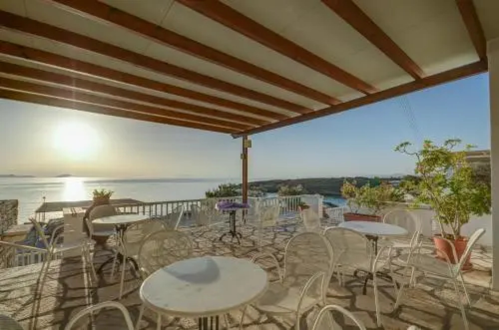 Agerino Studios & Apartments