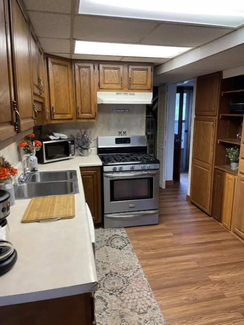 Lake Vacation Home 4 bedrooms 3 baths boat dock slip on the Lake