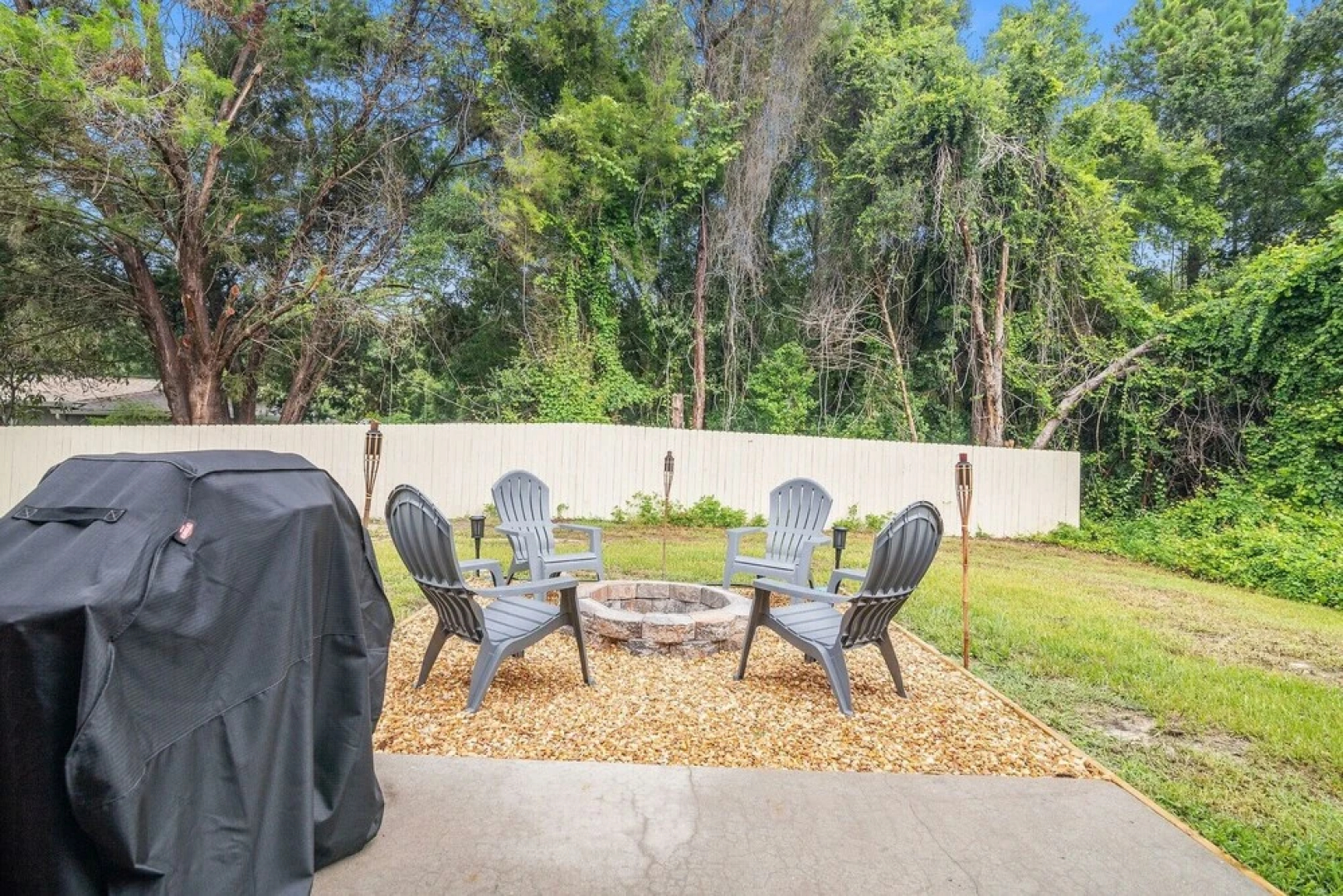 Sunny Retreat - Spacious Yard, Firepit, & Grill 3 Bedroom Home by Redawning