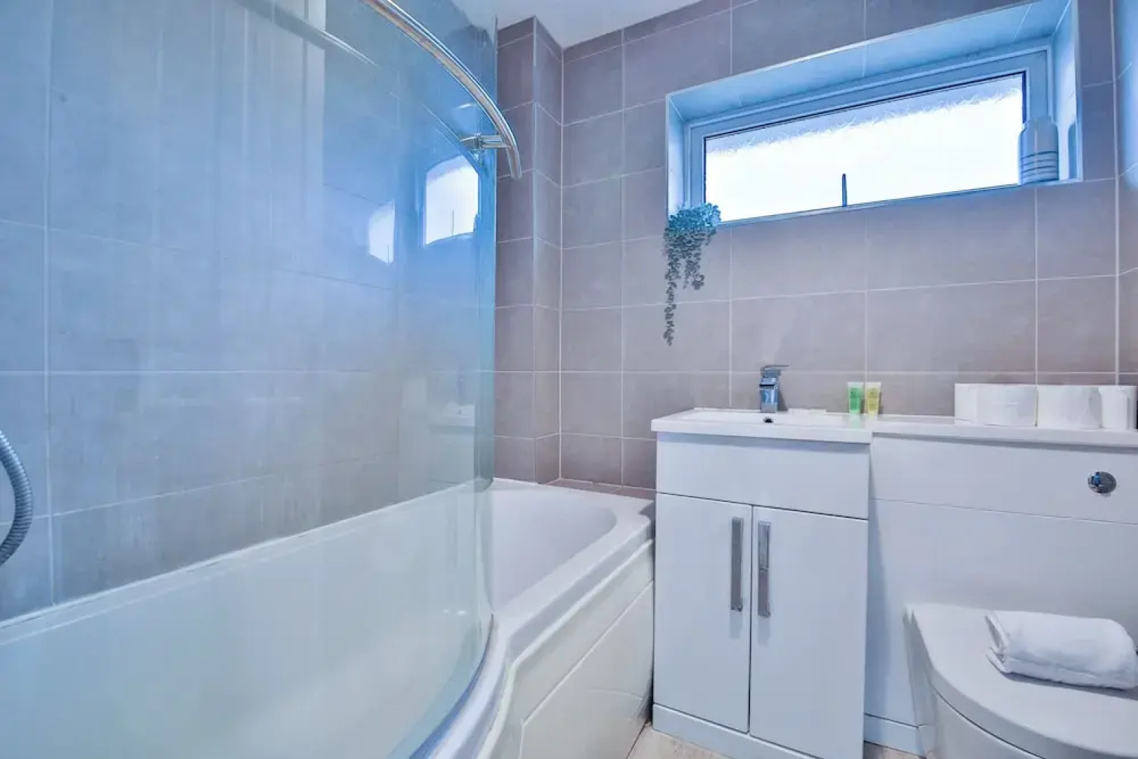 3 Bed House with Private Parking