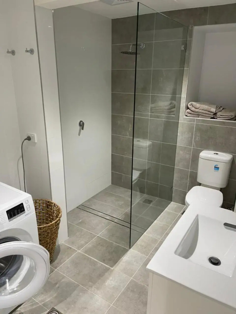 Quiet private getaway, private gym walk 2 beach