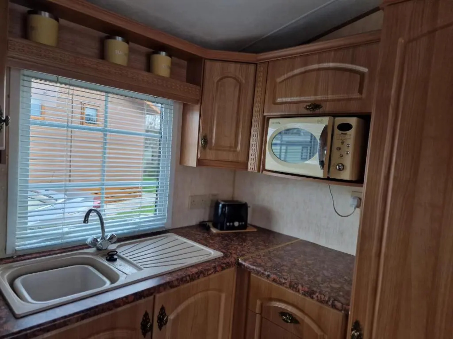 Caravan - Sleeps 4 - Pet Friendly - Parking