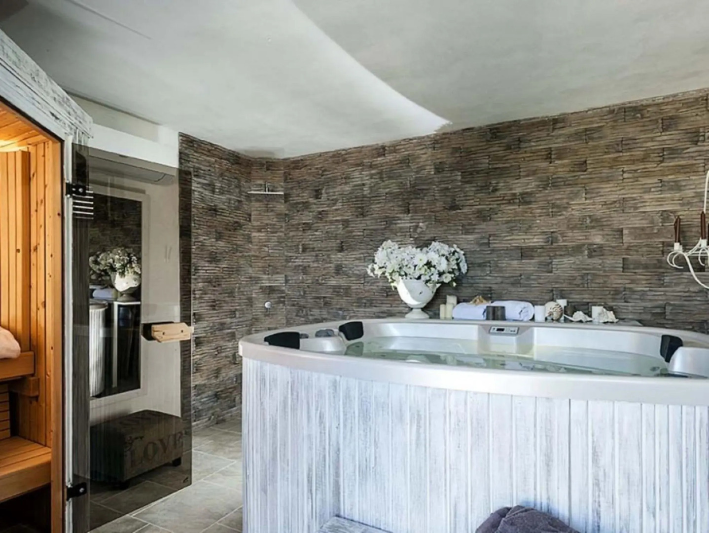 Beautiful villa with pool and private wellness area at 3 km from the seaside-VILLA DELLA LAGUNA