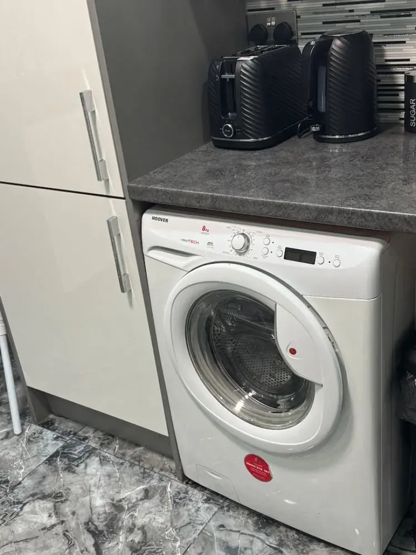 Smethwick - House - Sleeps 8 - Parking