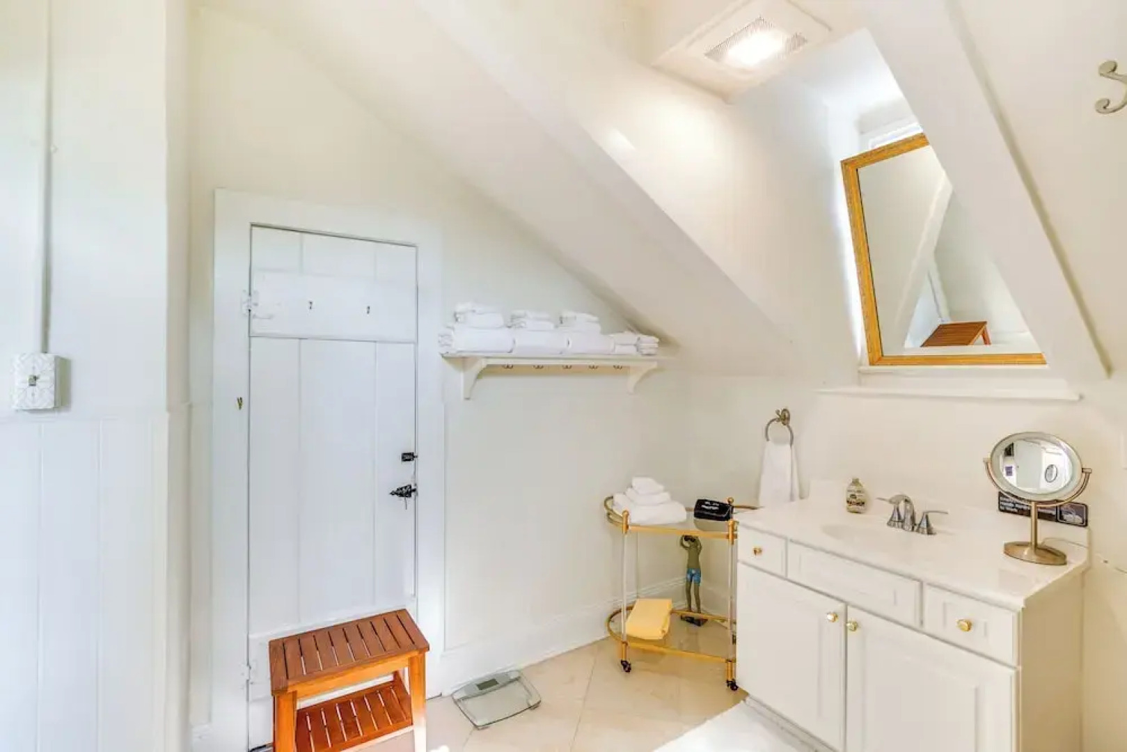 Cottage w/ Furnished Patio & Garden: Dtwn Leesburg