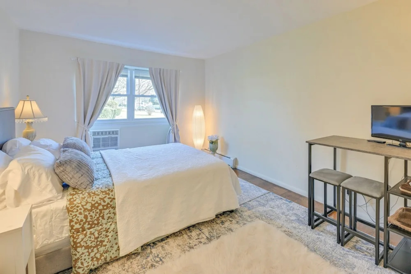 Cozy Bay Shore Condo Near Museums & Outdoor Rec!