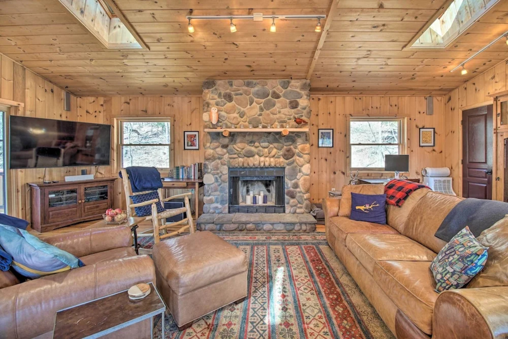 Cabin w/ Decks & Fire Pit Near Lost River!