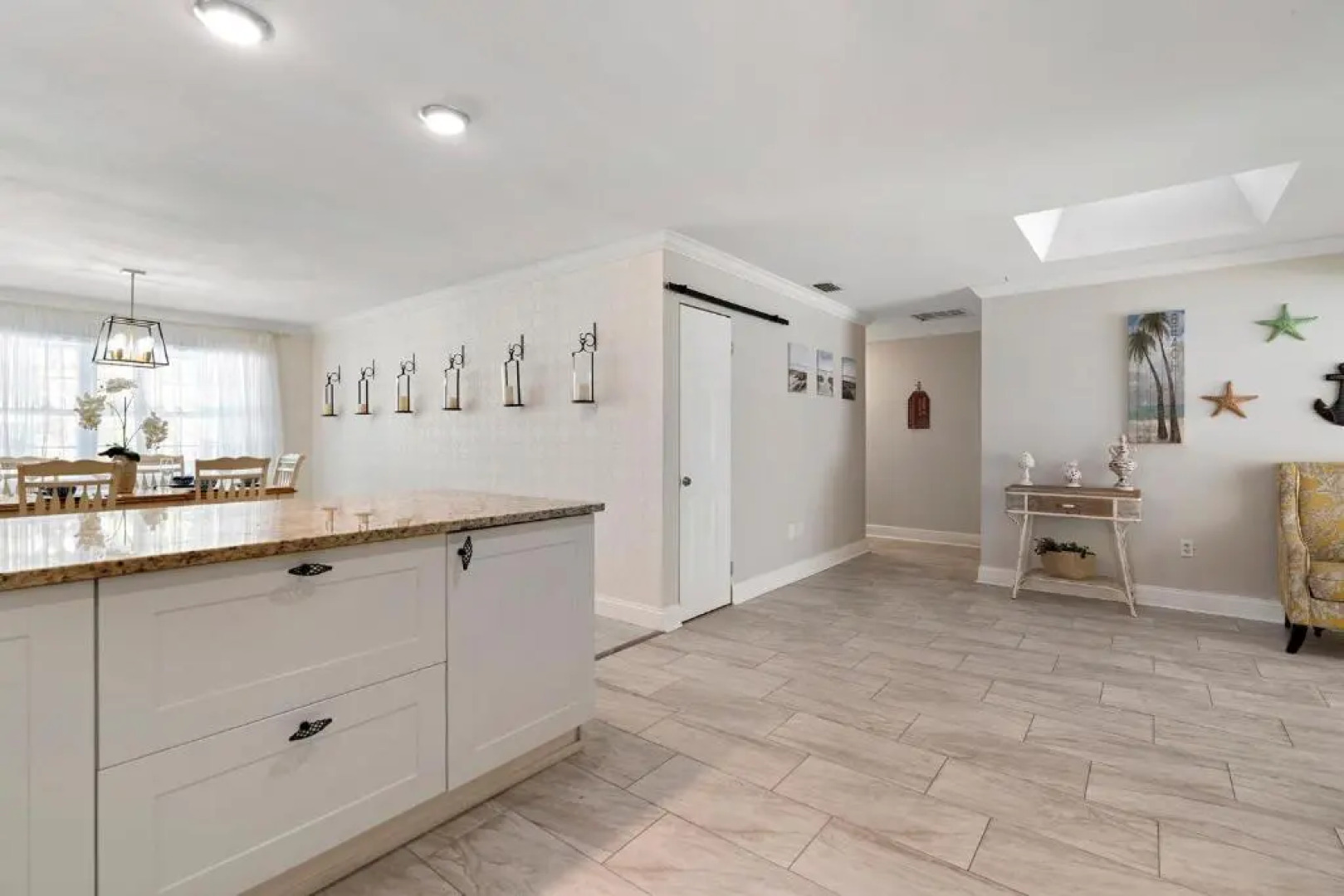 Beautiful home- Private getaway-Heated Pool/Hottub