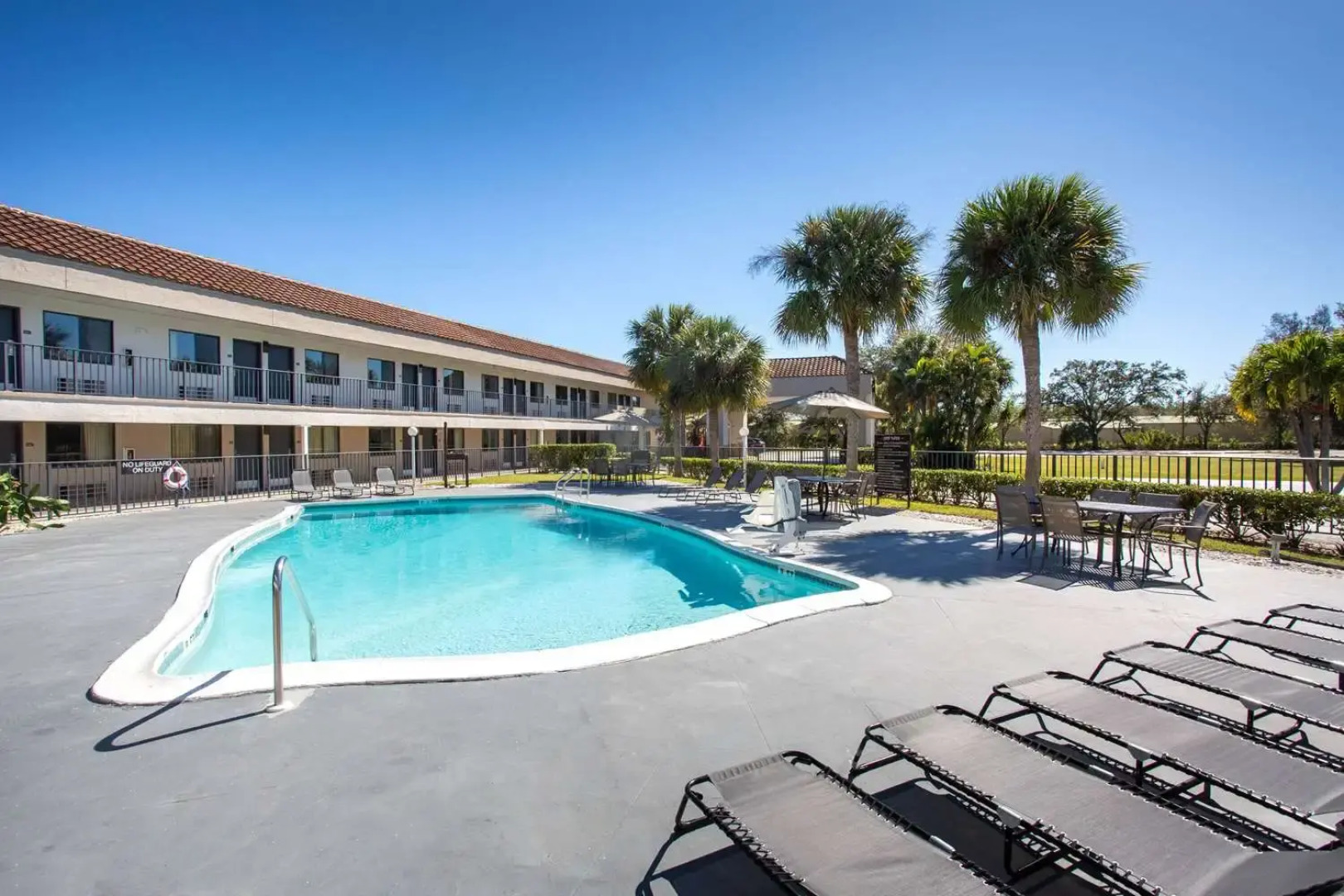 Super 8 By Wyndham Naples