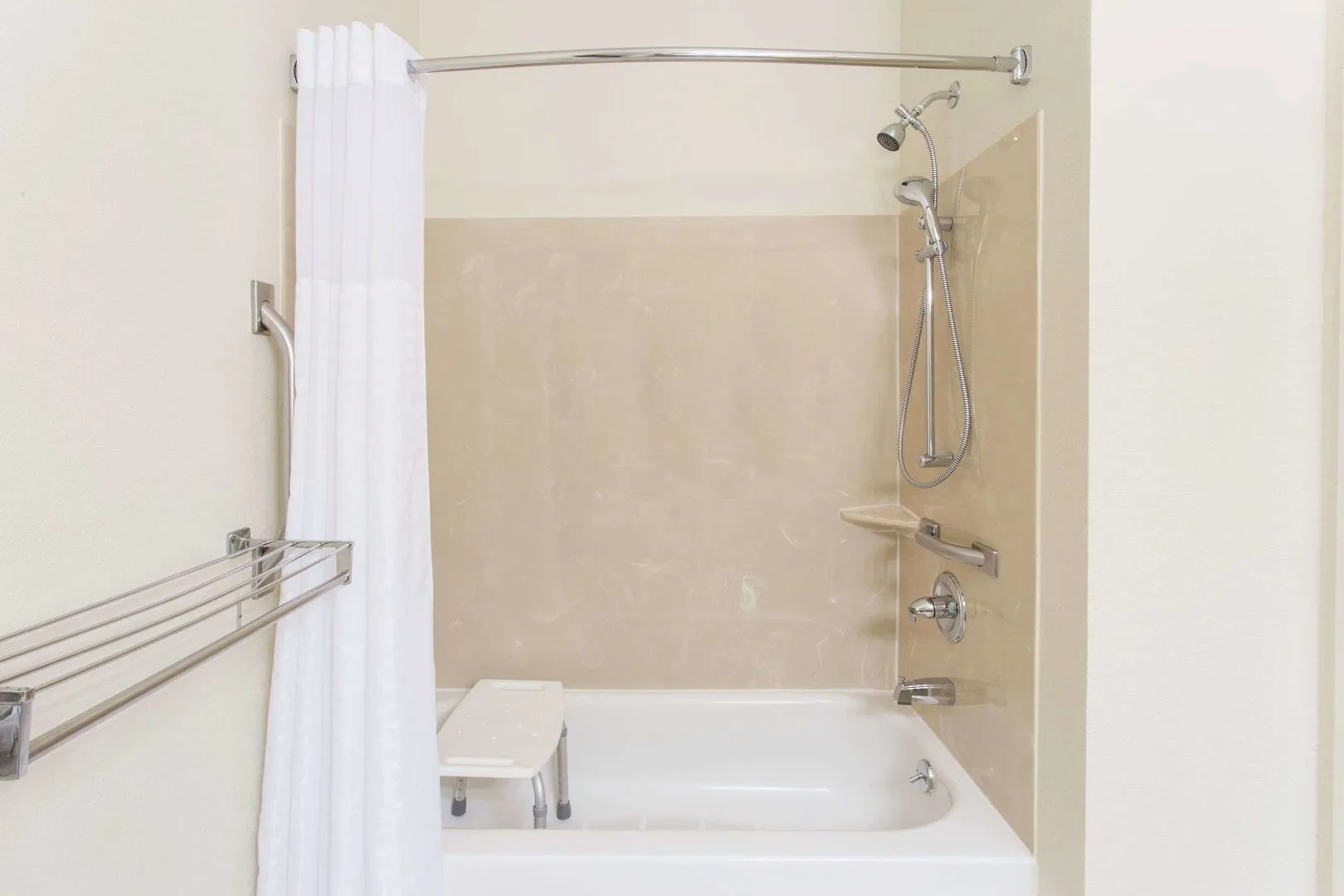 Clarion Pointe Mattoon near University