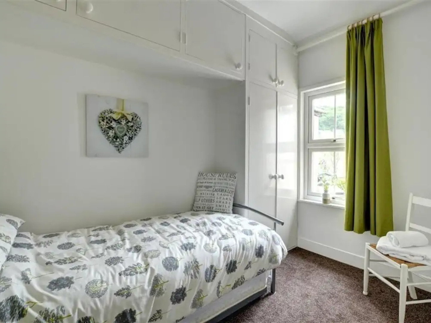 Spacious Holiday Home With Lovely Garden, Ideal Location in South Wales