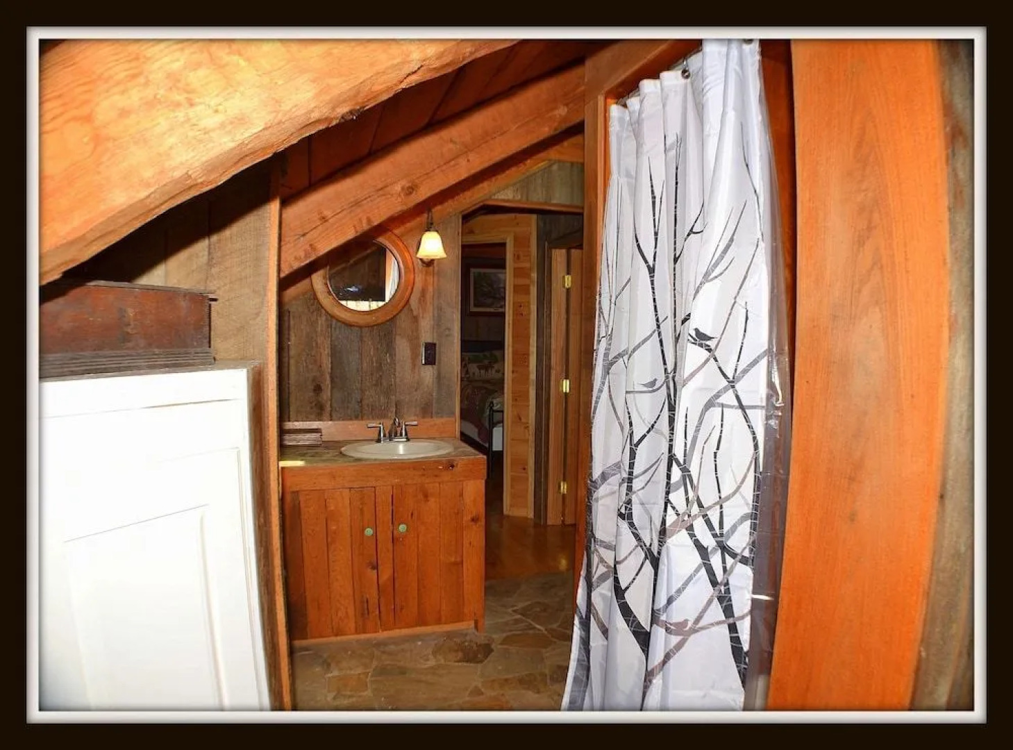 Logged Inn - 3 Br cabin by RedAwning