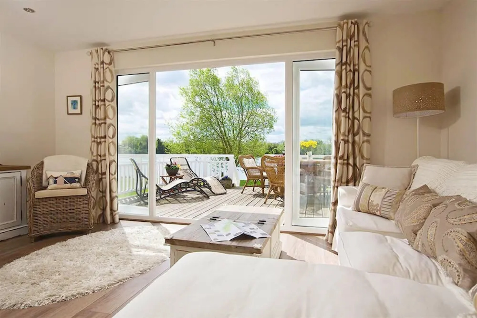 Stylish New England lakeside retreat in the Cotswold Water Park