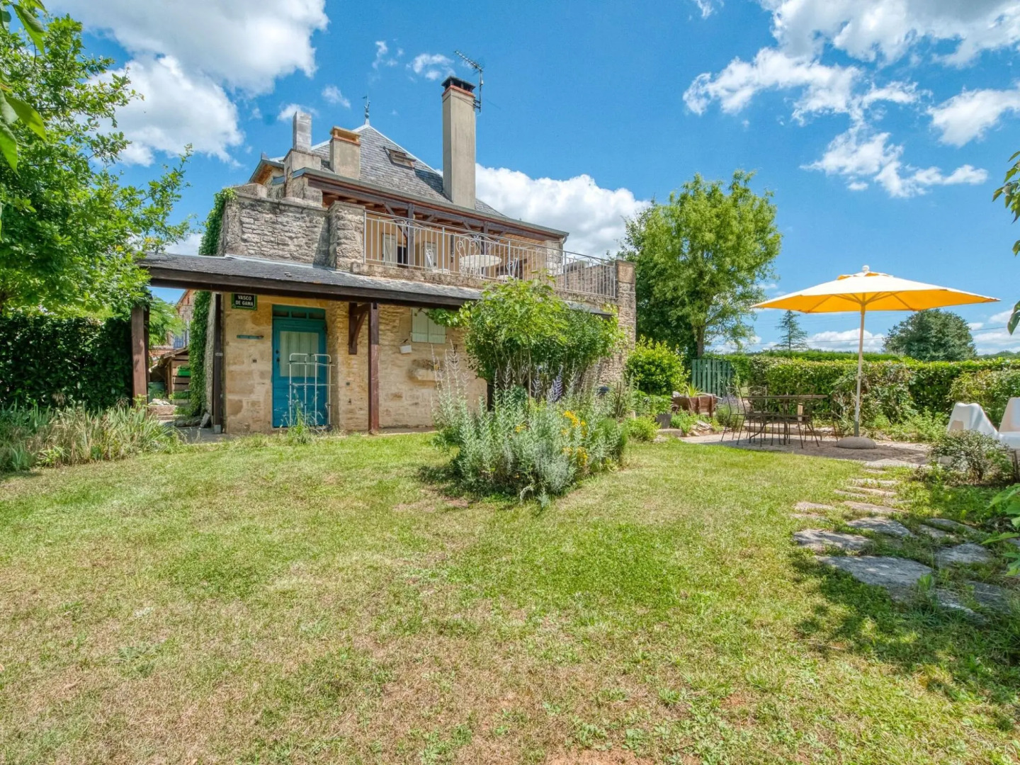 Garden-View Holiday Home in Dégagnac with Jacuzzi