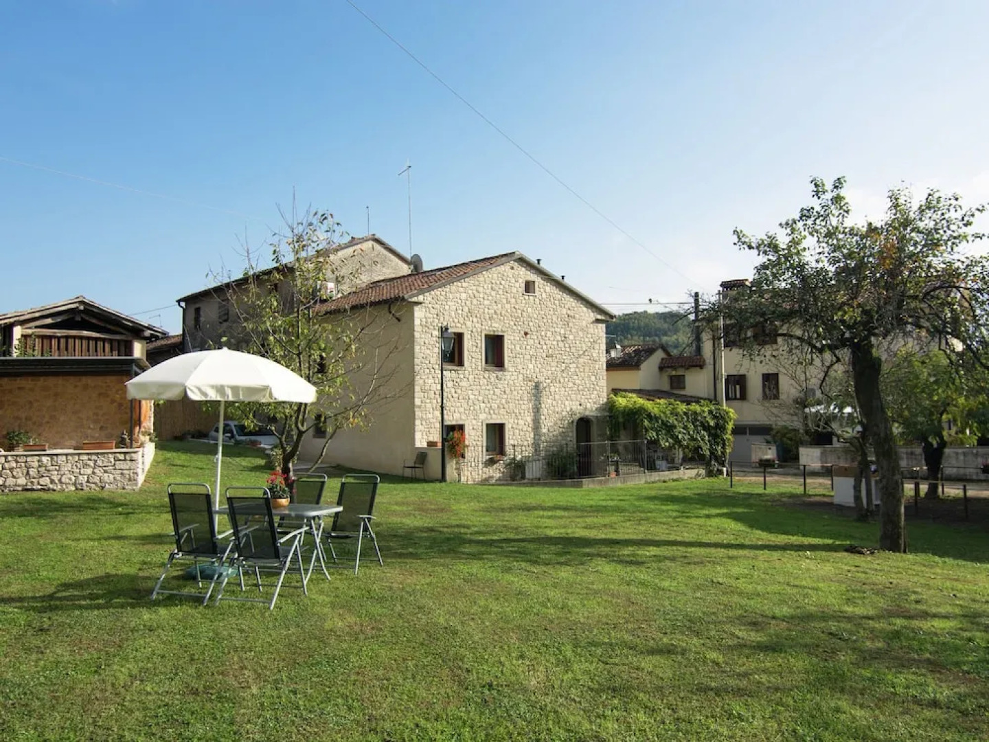 Adorable Apartment in Miane by the Lake