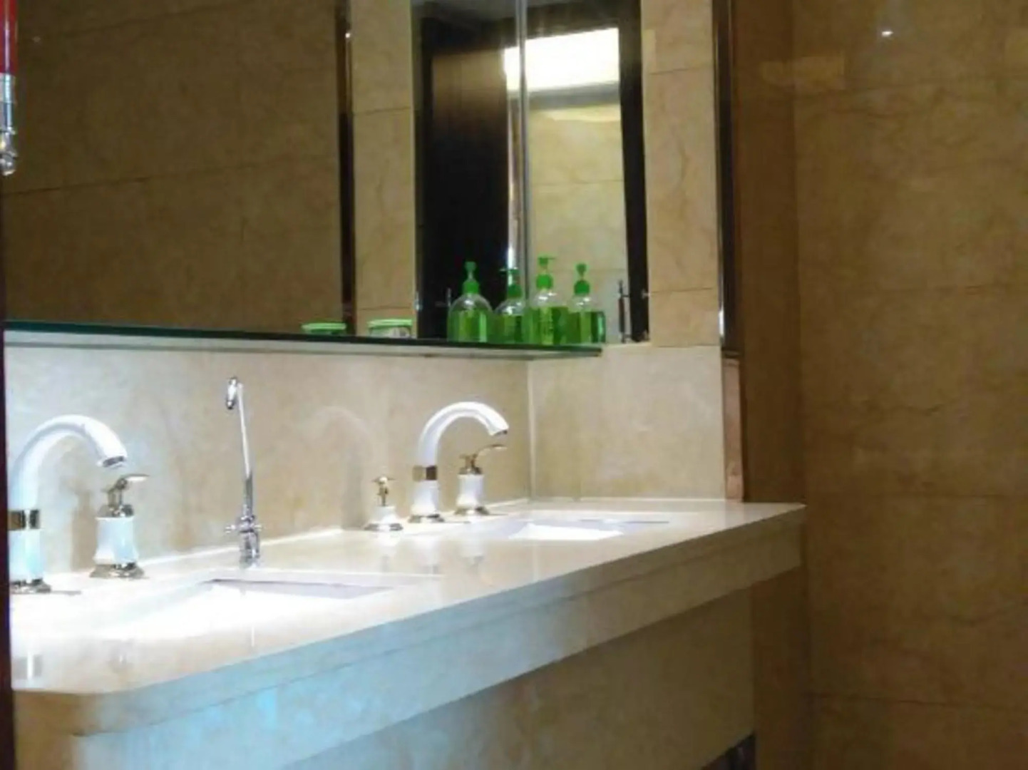 Binjiang Business Hotel