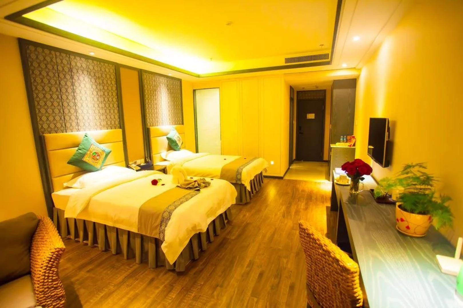 Luoping Rongting Holiday Hotel