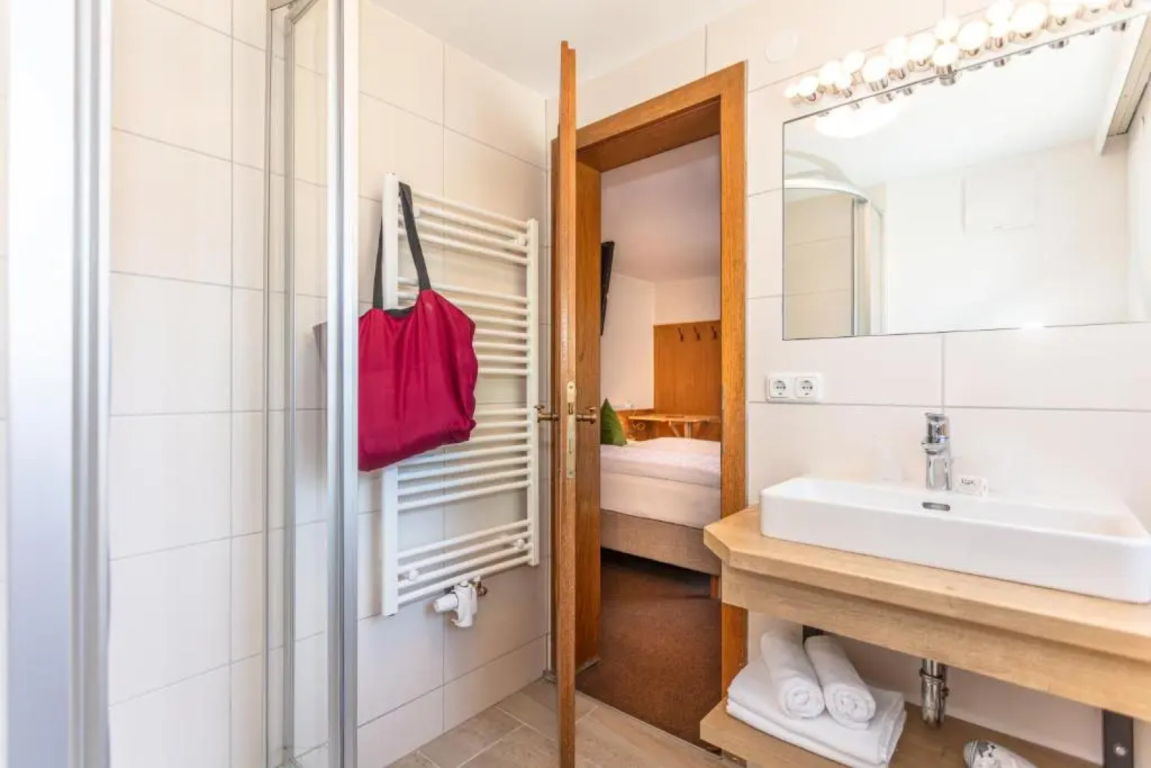 Bhome Gästehaus b&b / Apartments