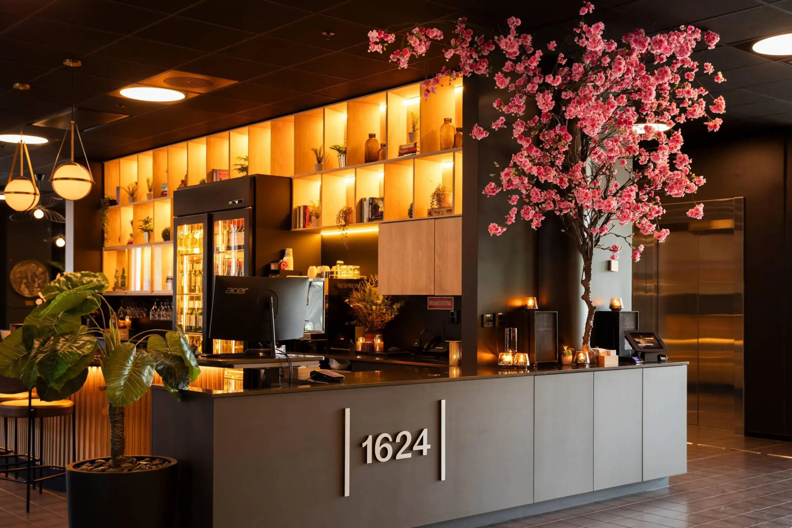 Home Hotel 1624
