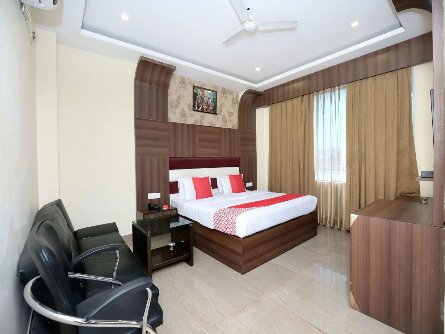 OYO 5710 The Majestic Crown Hotel