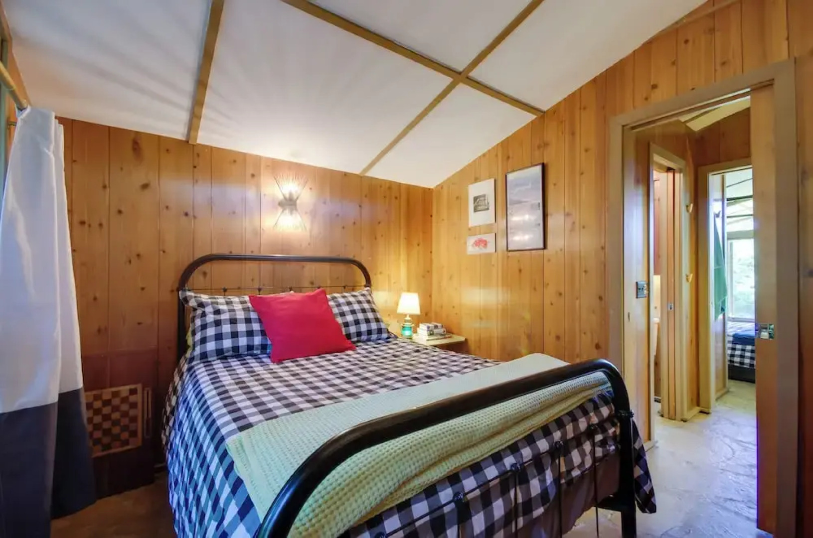 Tranquil Mid-century Modern Cottage w/ Forest View