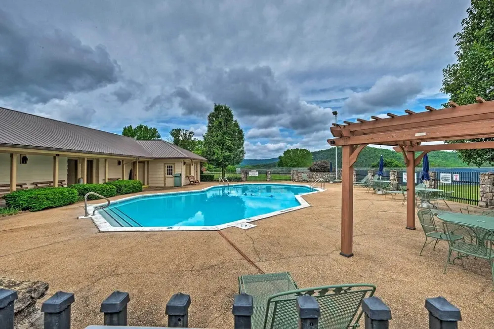 Eureka Springs Family Home - 1/2 Mi to Marina!