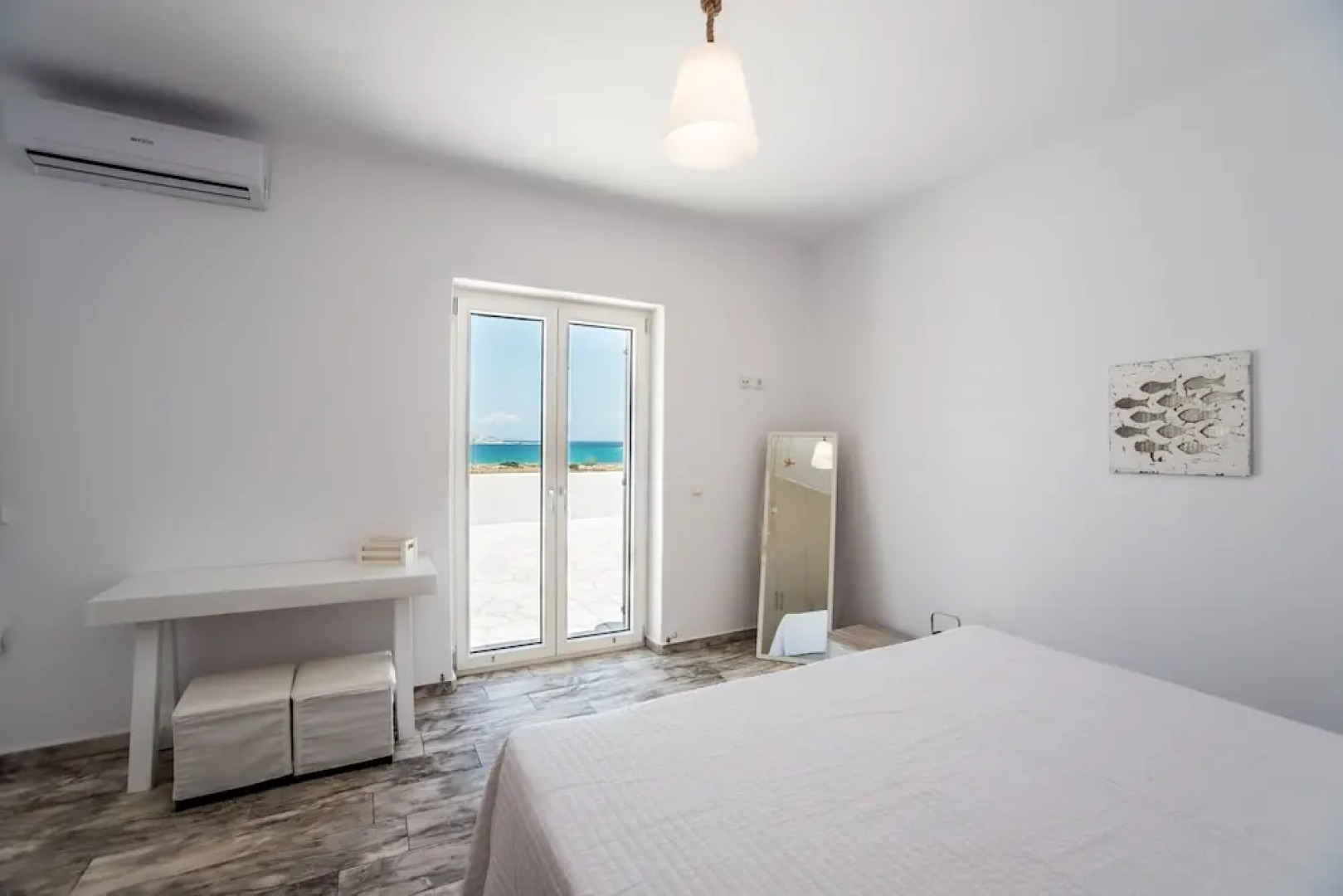 Funky holiday home with pool, next to the beach by VillaRentalsgr