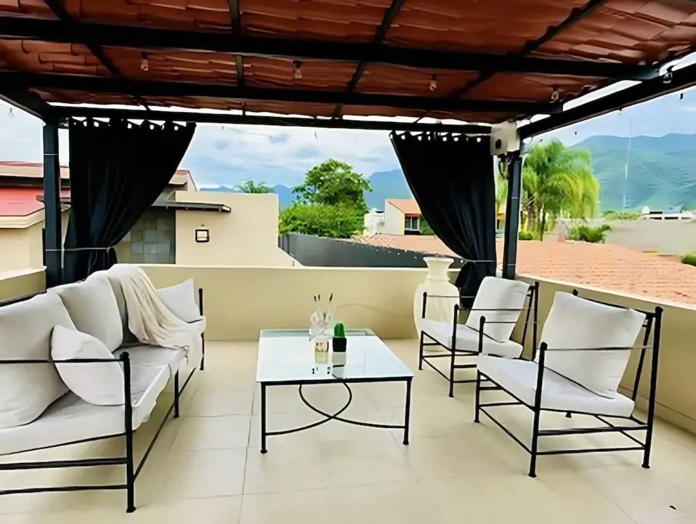 Modern 1 Bedroom Guesthouse - Free Bikes - Huge Patio - Gym - Pickleball Court