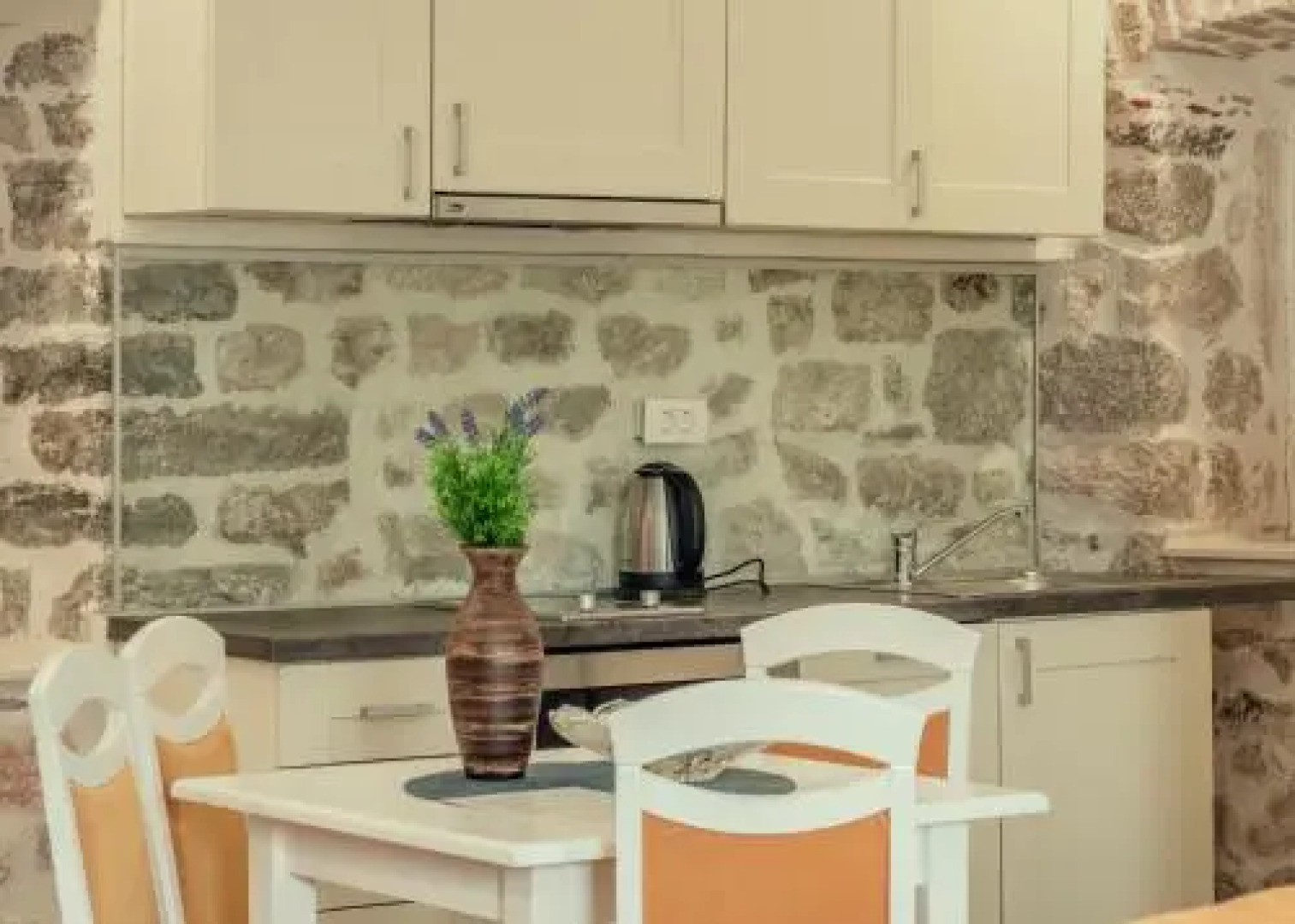 Sunny Port Apartment & Rooms