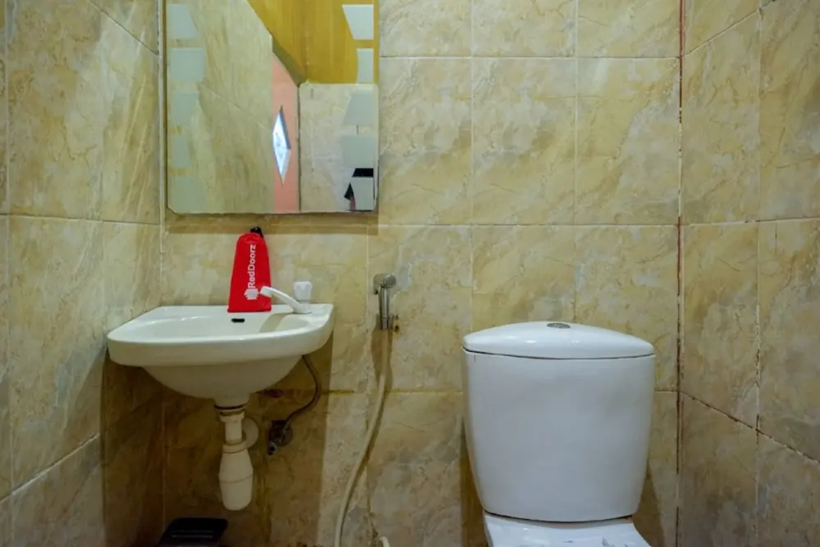 RedDoorz near Kamali Beach Bau Bau