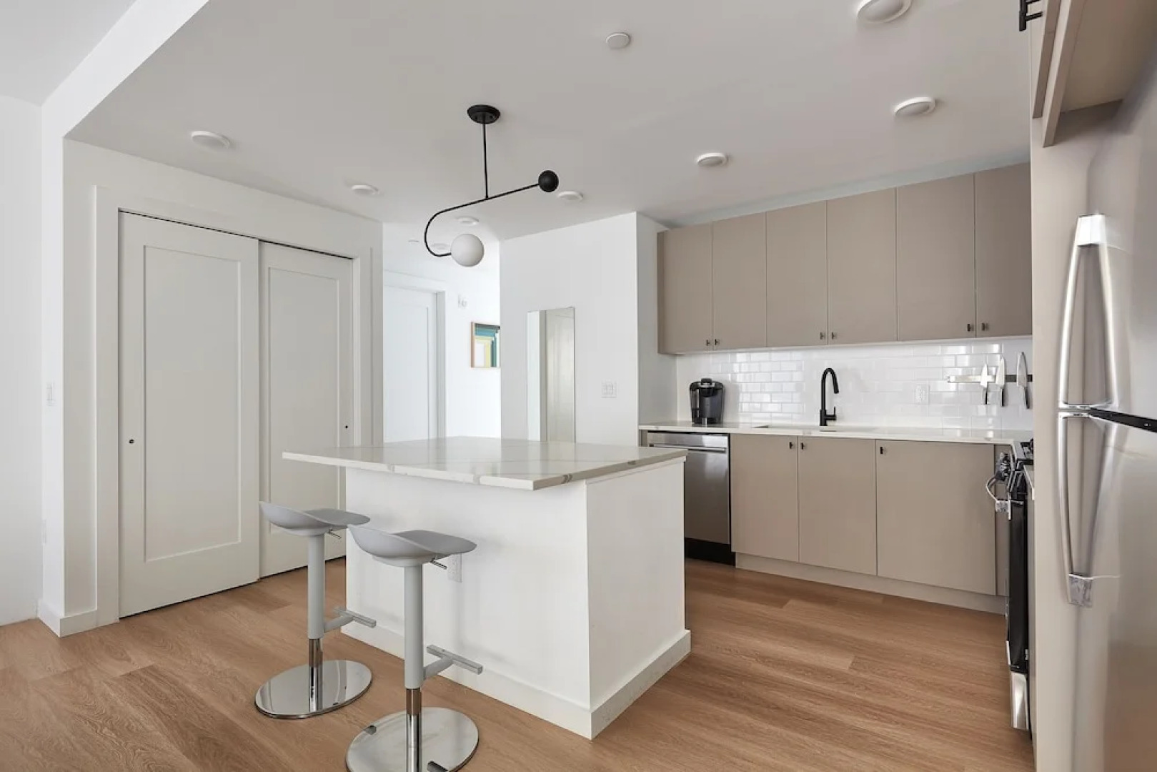 NEW Fab 4 BR - Outdoor Deck - gym - Mins to NYC