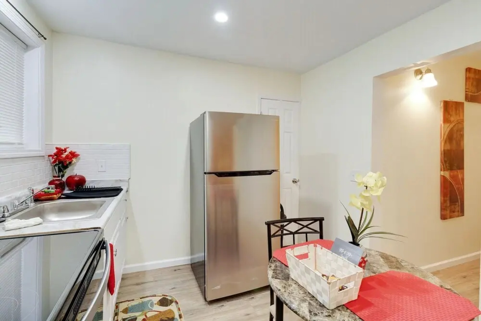 Amazing Centrally Located Apt Combo Near Uc, Hospital And Zoo! 2 Bedroom Apts by Redawning