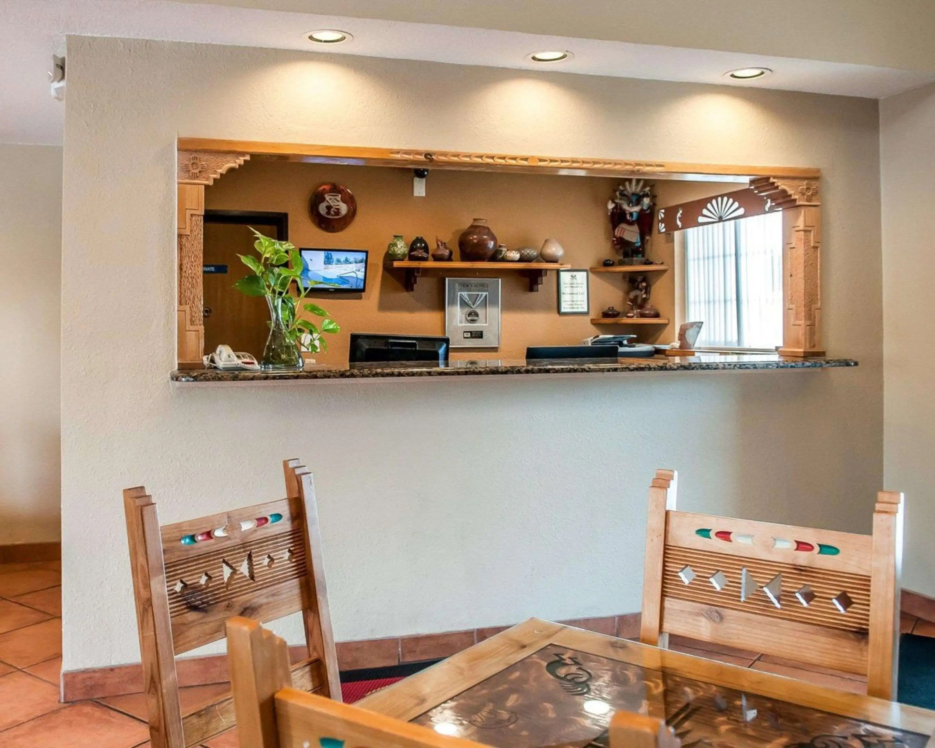 Econo Lodge Inn & Suites